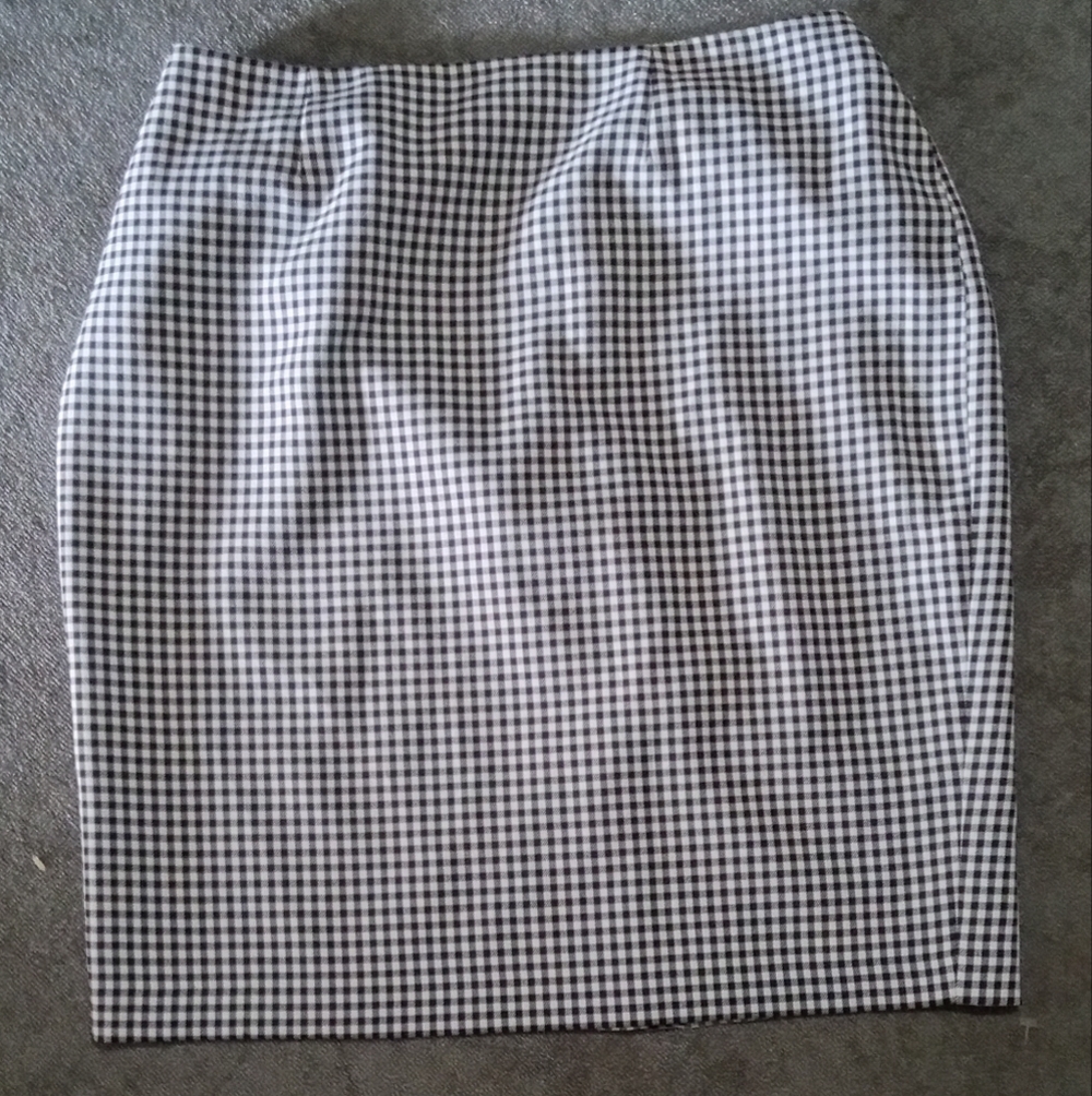 Jones Studio Black and White Knee-Length Pencil Skirt